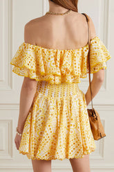 Robe courte à volants et épaules dénudées en broderie anglaise - Jaune